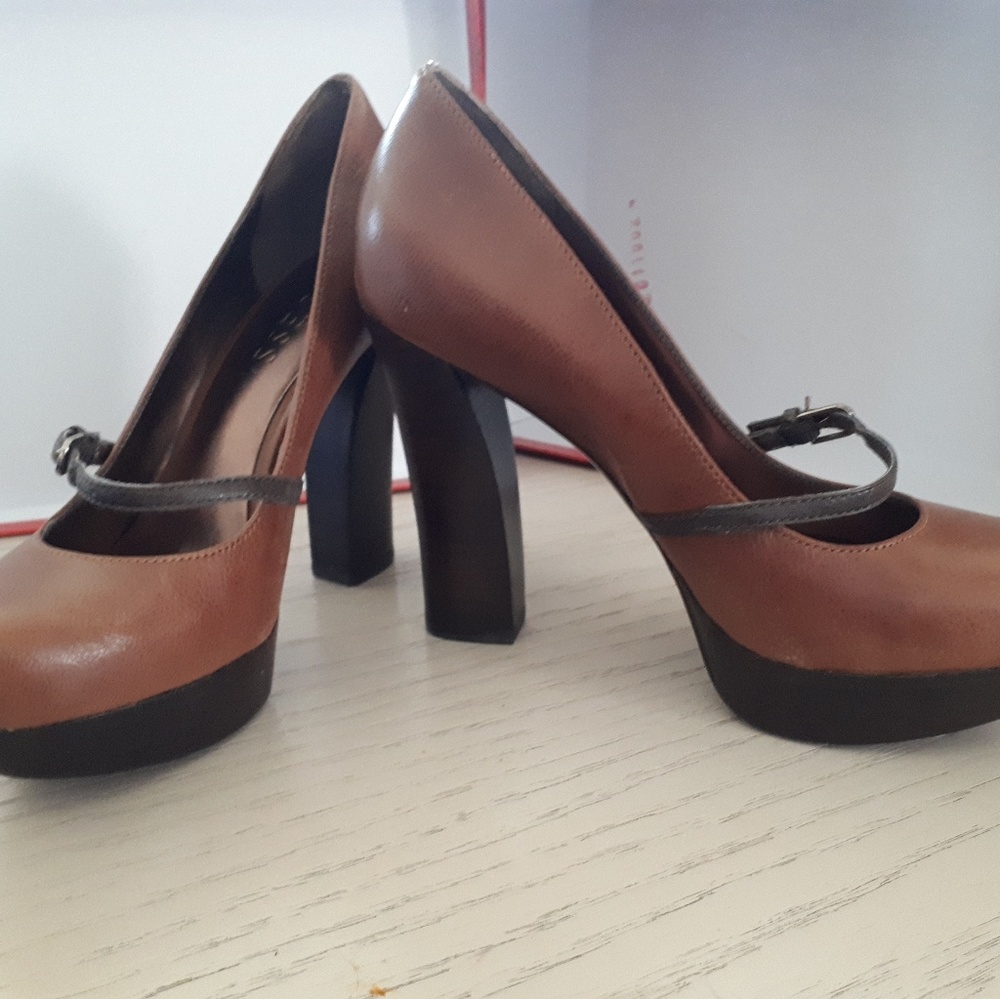 SALE!! GUESS high heels size 5.5 never worn final drop